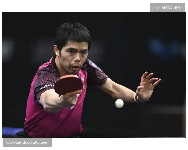 球迷自制“子豪地动山摇”横幅，赵子豪手机记录感动瞬间