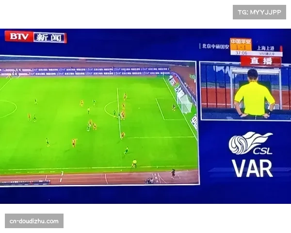 裁判经VAR提醒回看，取消了皇家社会队的进球